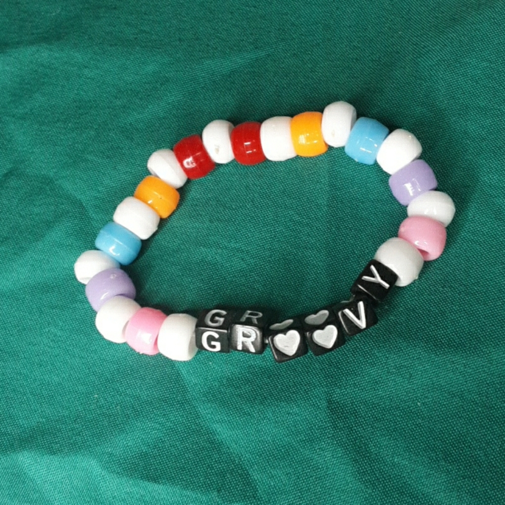 Cute bracelet to show off your grooovy side :)